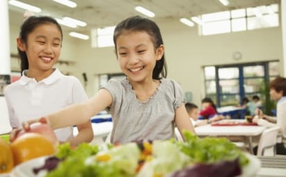 学生在学校自助餐厅吃健康食品