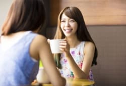 Two young women chatting in a coffee shop