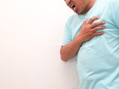 Men have chest pain caused by heart disease, heart attack, heart leakage, coronary heart disease.